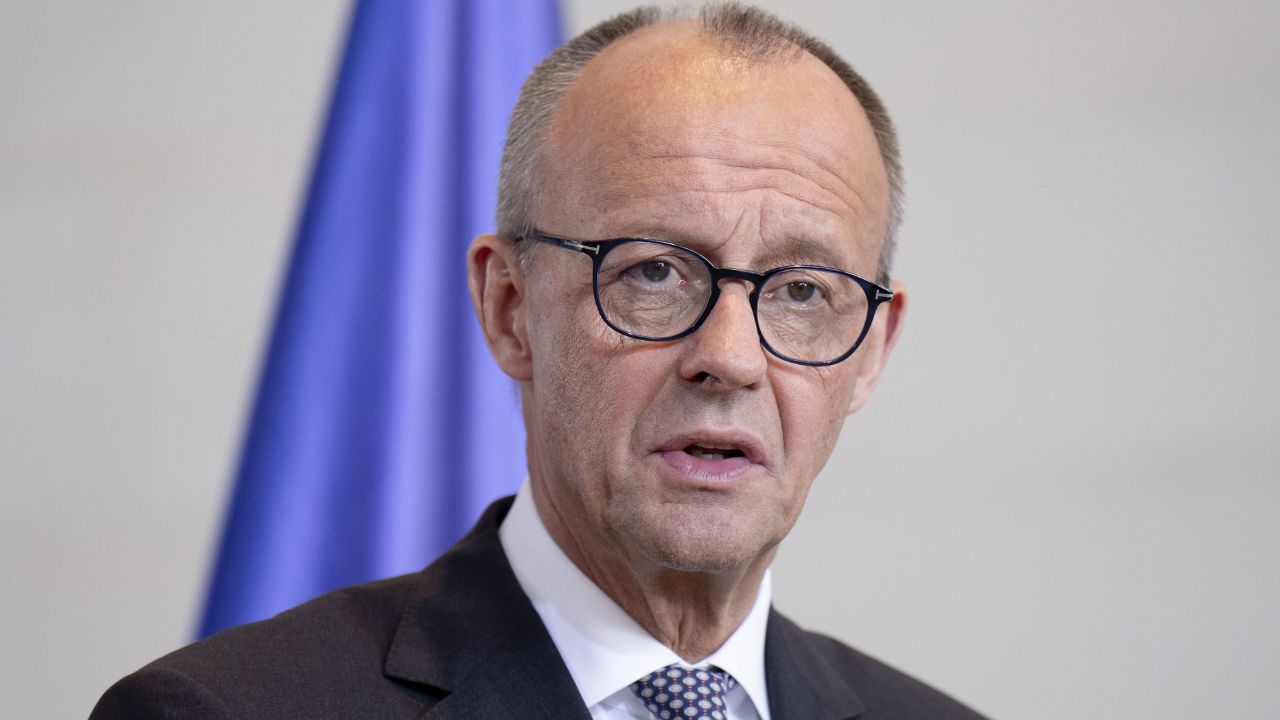 Merz lancia appello diretto al Cremlino: invita Putin a cogliere l’apertura al dialogo di Zelensky