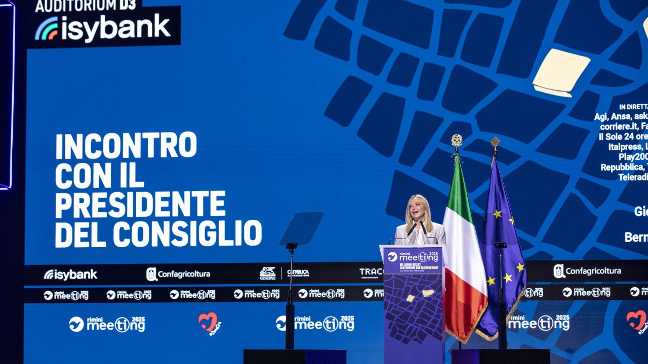 Standing ovation per Meloni al Meeting di Rimini 2025