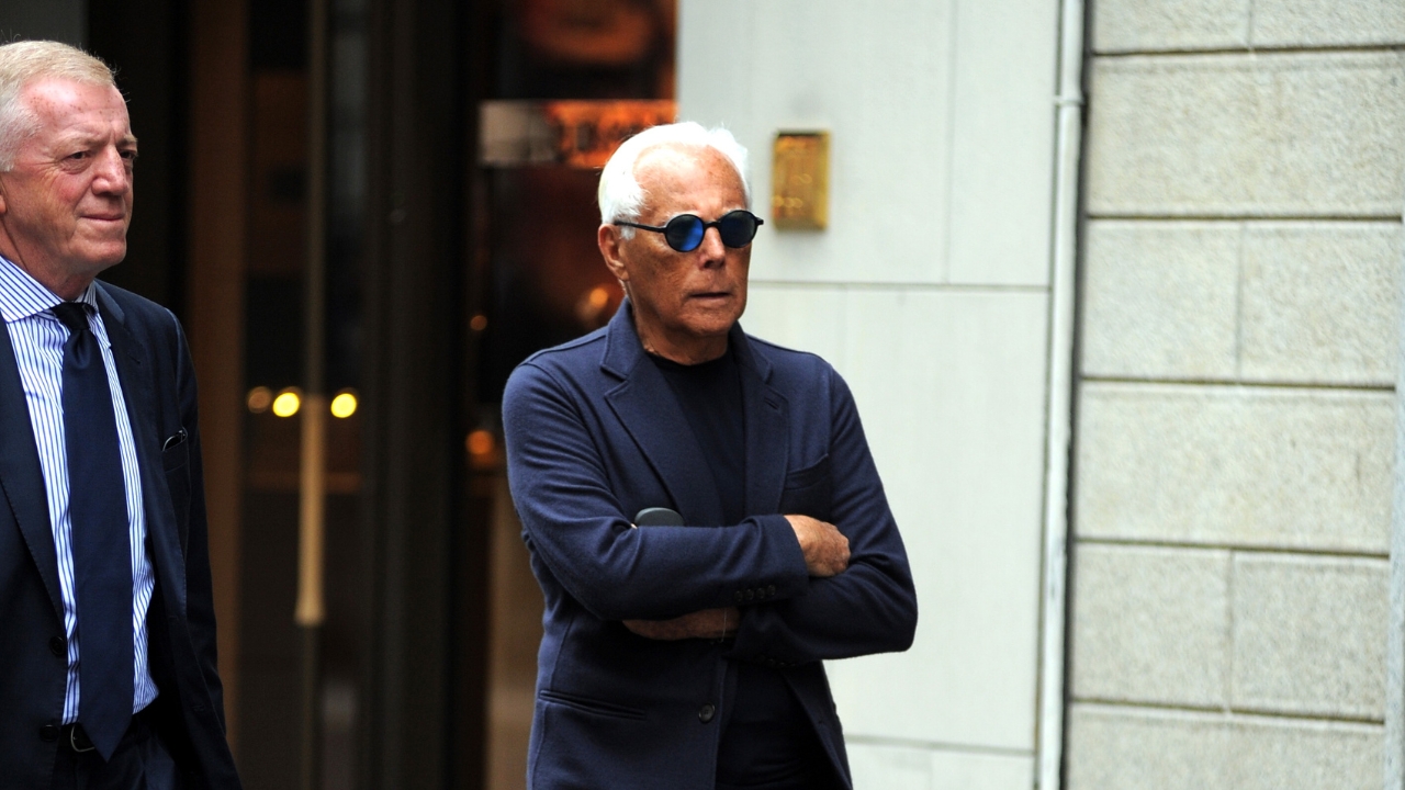 La filiera opaca di Re Giorgio, maxi multa ad Armani per greenwashing e condizioni di lavoro irregolari