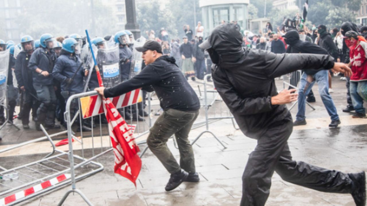 Milano blindata per Gaza: corteo sotto la pioggia, scontri in Centrale e città paralizzata tra bandiere bruciate e treni fermi