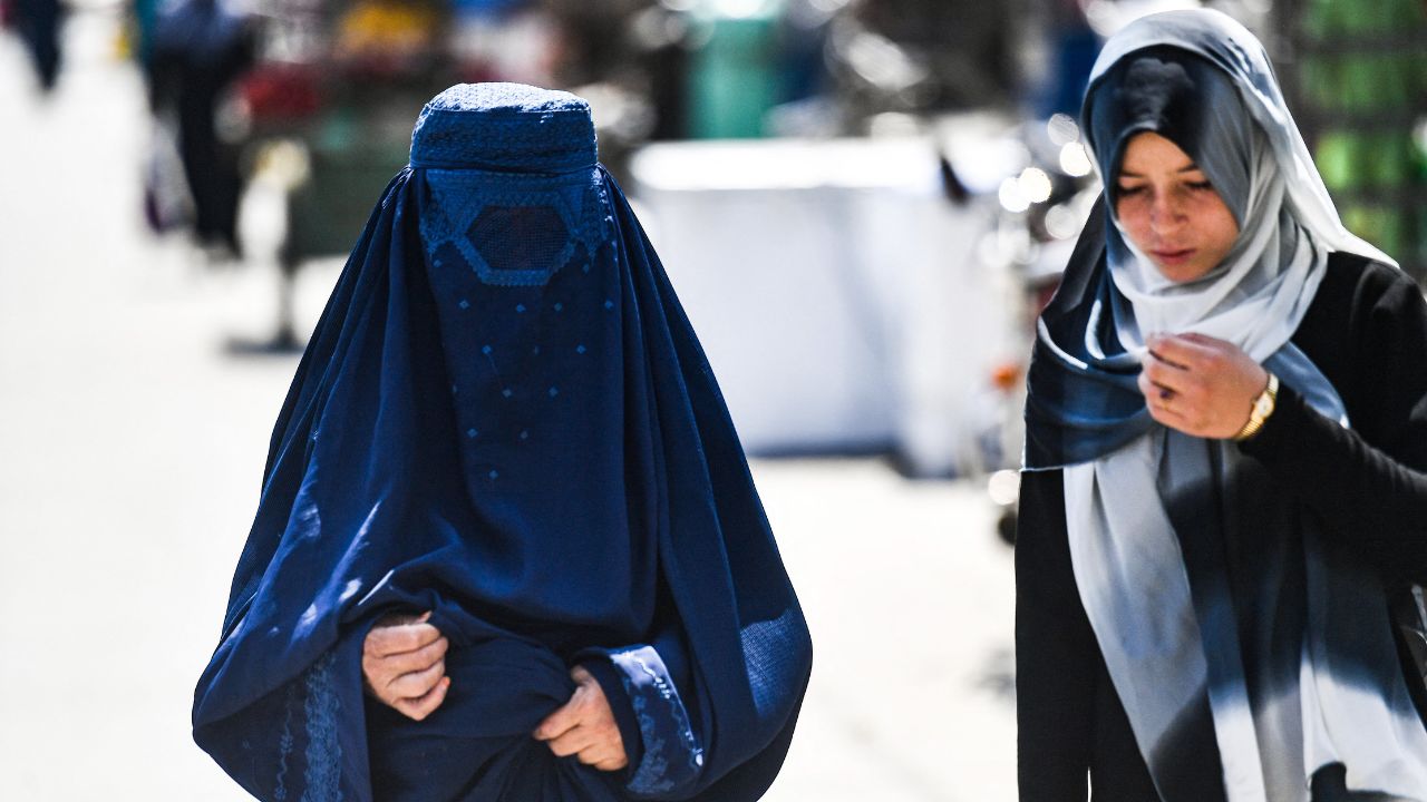 Afghanistan, i talebani bandiscono i libri scritti da donne e vietano corsi su diritti umani e parità di genere