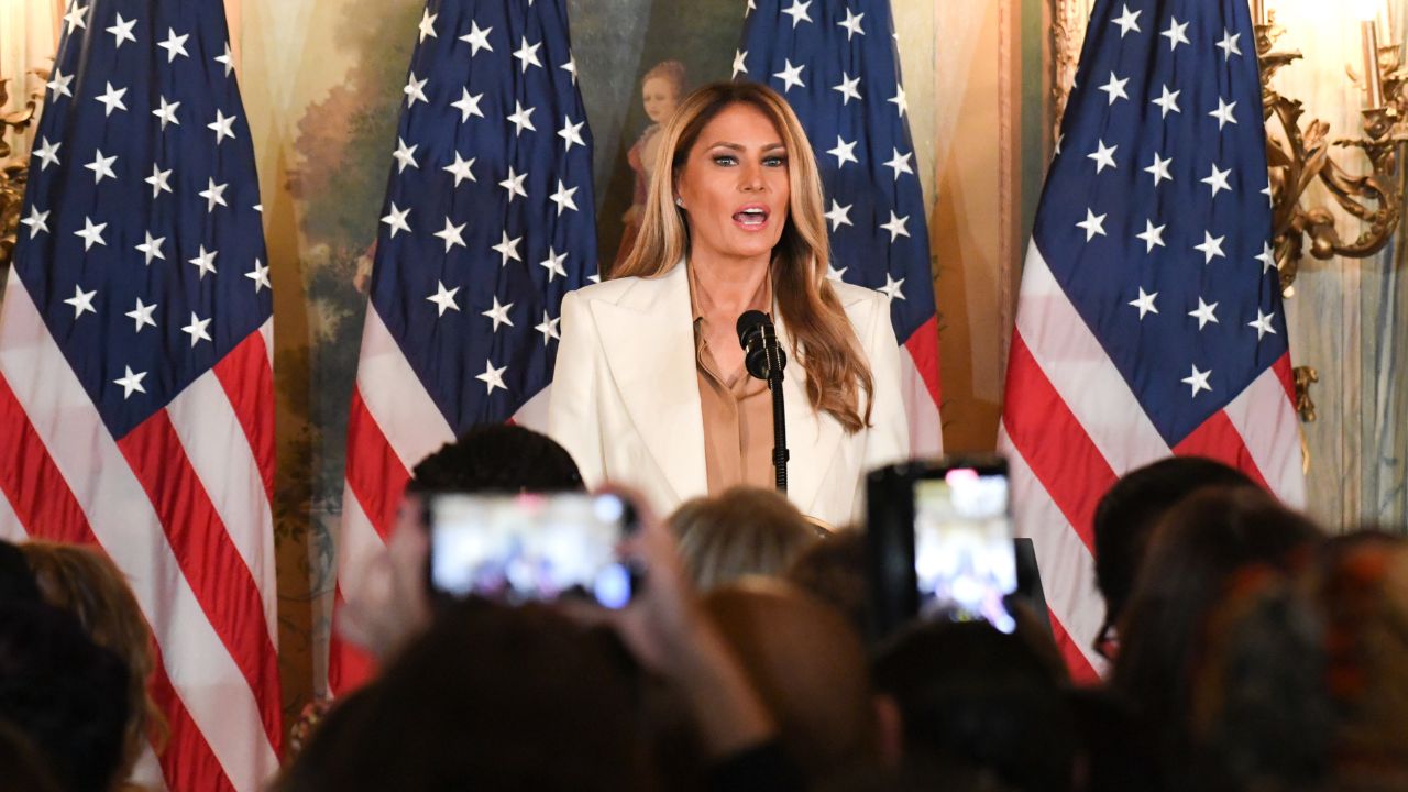 Melania Trump spiazza Donald: «Sotto il comunismo ho avuto un’infanzia bellissima, non mi mancava davvero nulla»