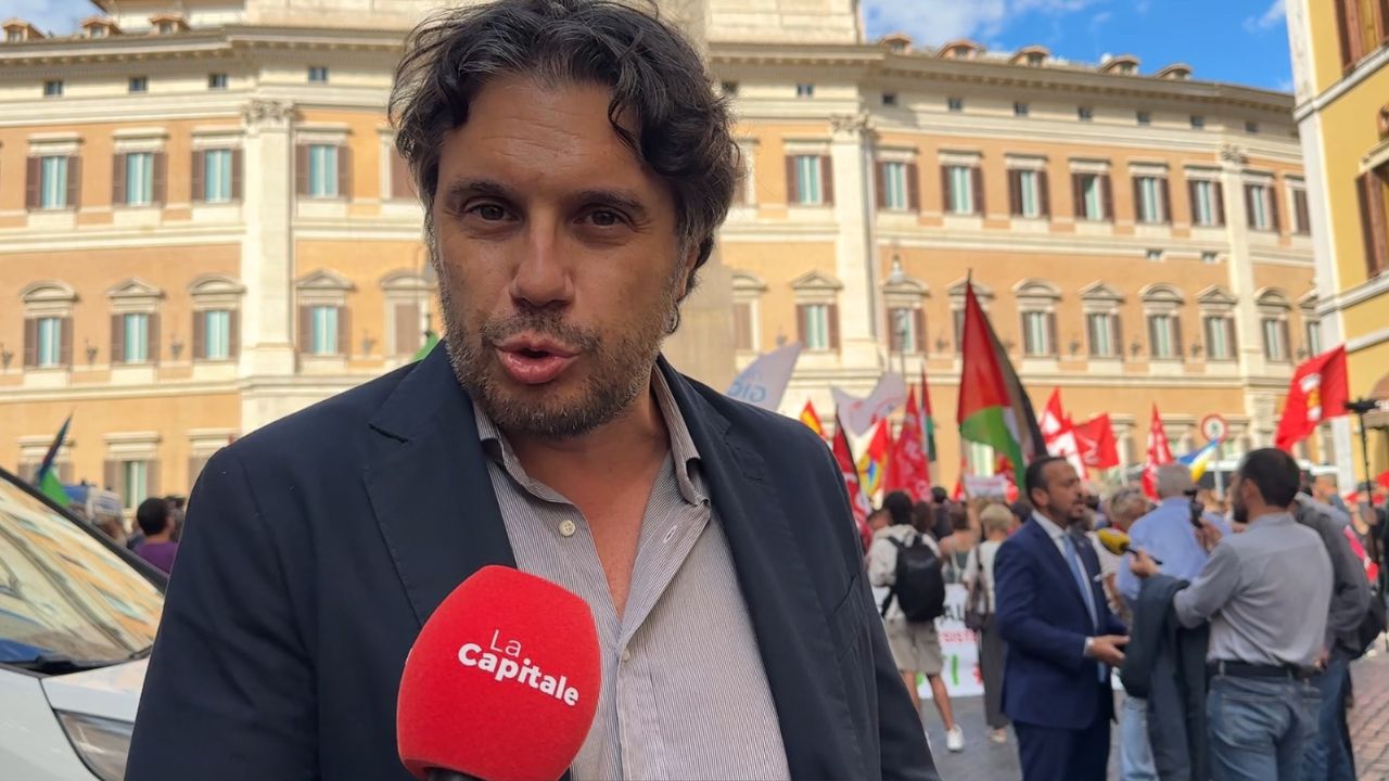 Presidio a Montecitorio per la Global Sumud Flotilla: l’intervista al deputato Francesco Silvestri | VIDEO