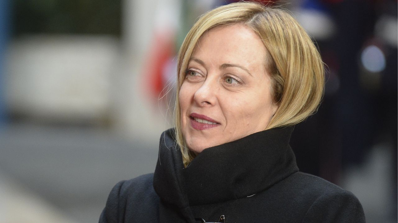 Giorgia Meloni, l’elogio inatteso dell’Economist: «Una politica eccezionale perché non cambia quasi nulla». L’equilibrismo che dà stabilità ma congela le riforme