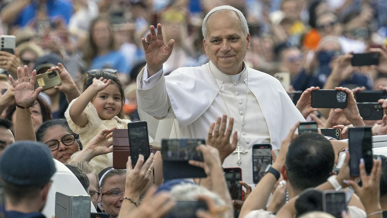 Il Papa scuote il mondo dalla Algeria: «Il cuore di Dio è con i piccoli», poi l’avvertimento su potere e democrazia