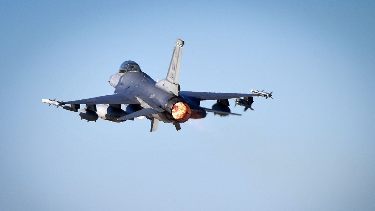 Caccia Nato intercettano 5 jet russi vicino alla Danimarca
