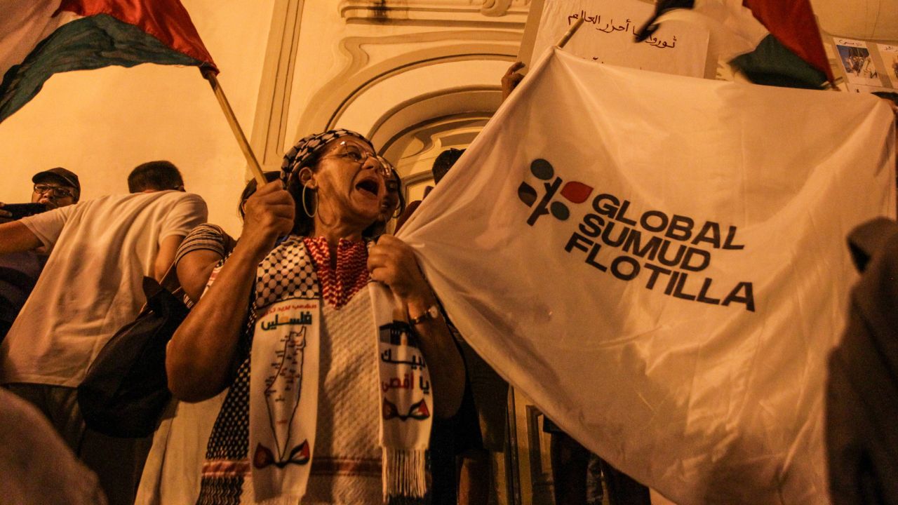 La Flotilla verso Gaza lascia Creta: “Siamo in acque internazionali, i droni ci seguono dall’alto”. Tasca: “Andate avanti, siete operatori di pace”