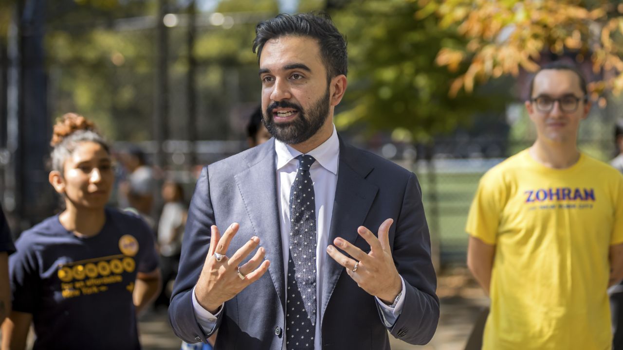 New York, il sindaco Mamdani regala una serata ai genitori: baby sitter gratis per uscire senza figli