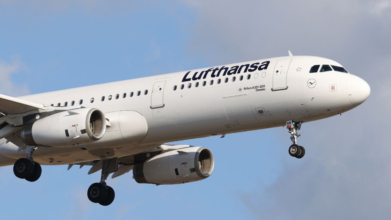 Lufthansa vola verso il baratro: 4mila licenziamenti e un futuro sempre più automatizzato, anche mentre compra ITA Airways
