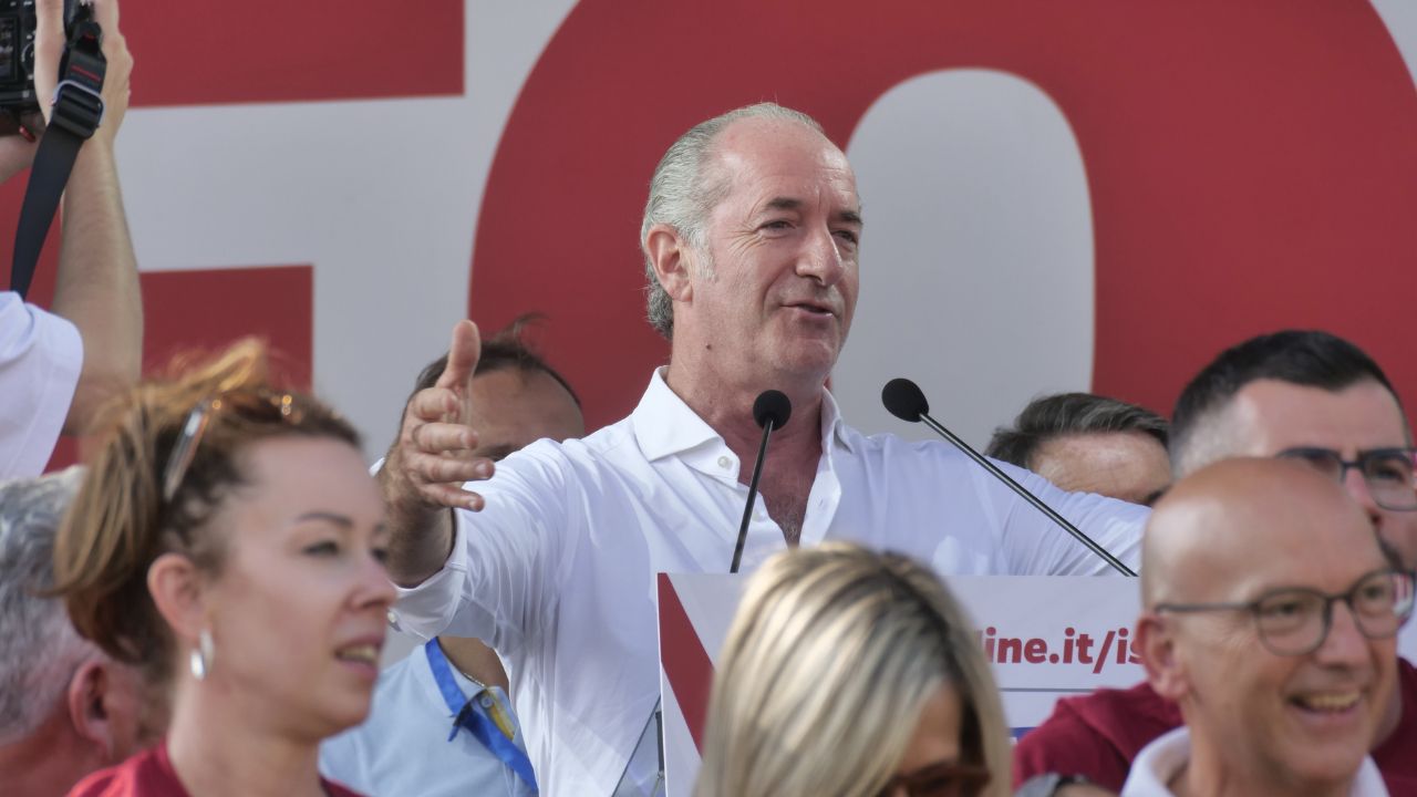 Zaia, maxi manifesti e silenzi strategici: “L’impegno continua” diventa lo slogan per la sua corsa da capolista della Lega