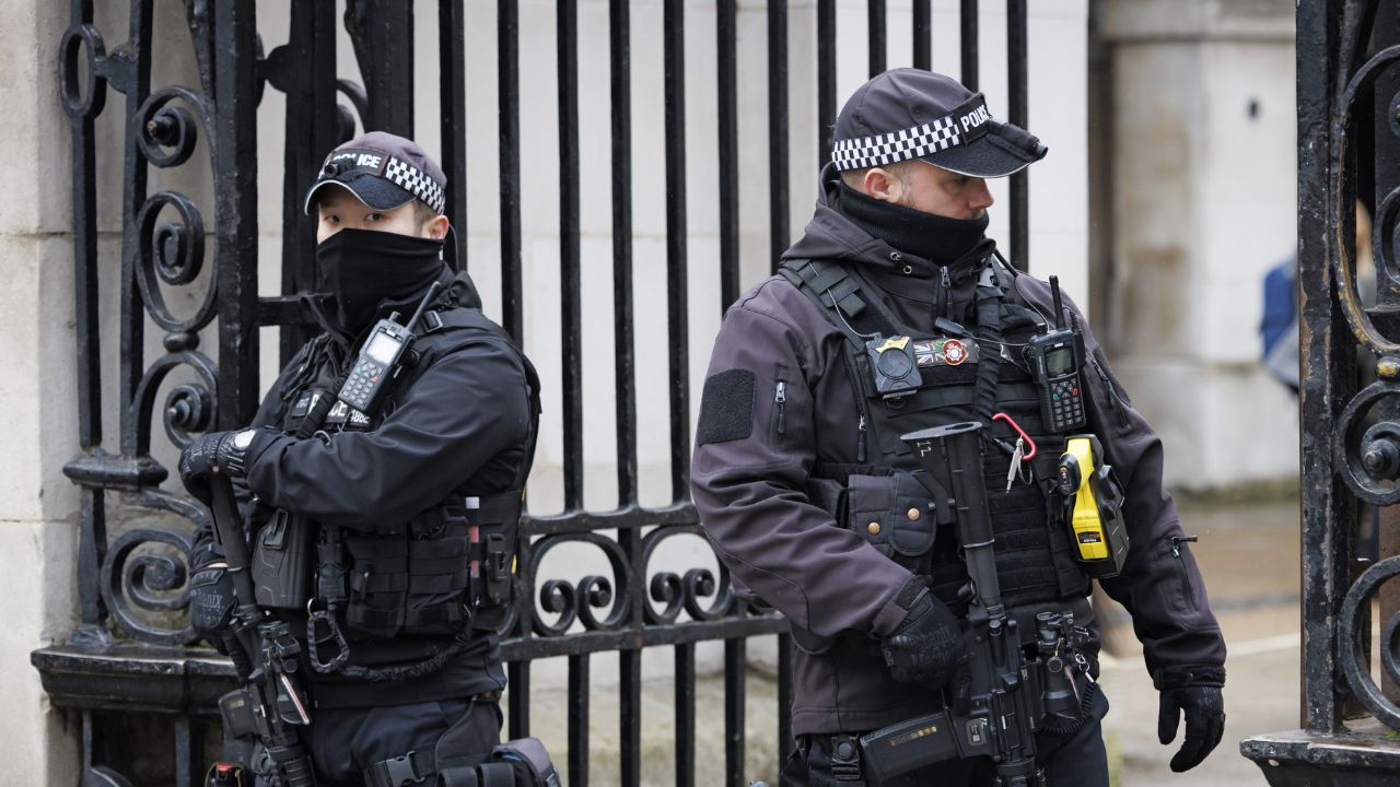 Londra, via alla marcia di Tommy Robinson: migliaia di partecipanti
