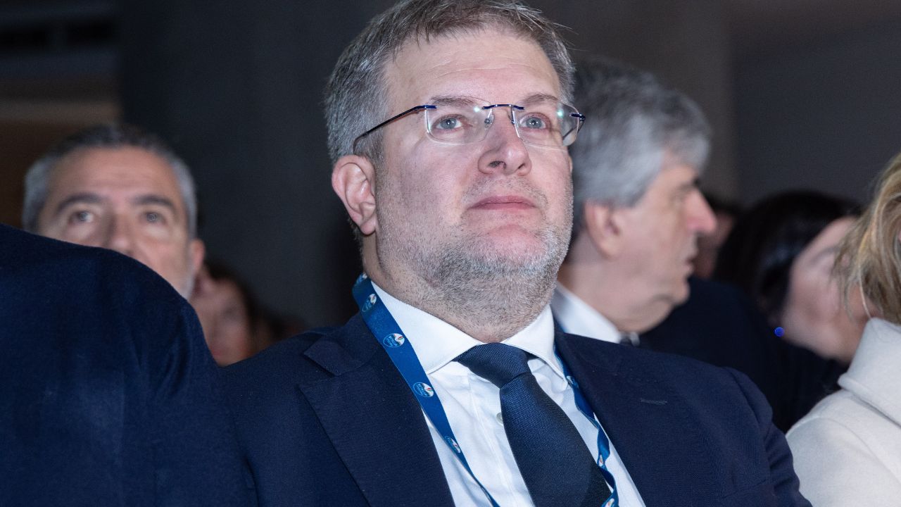 Fratelli d’Italia punta alla Lombardia: Fidanza già in corsa per il dopo Fontana