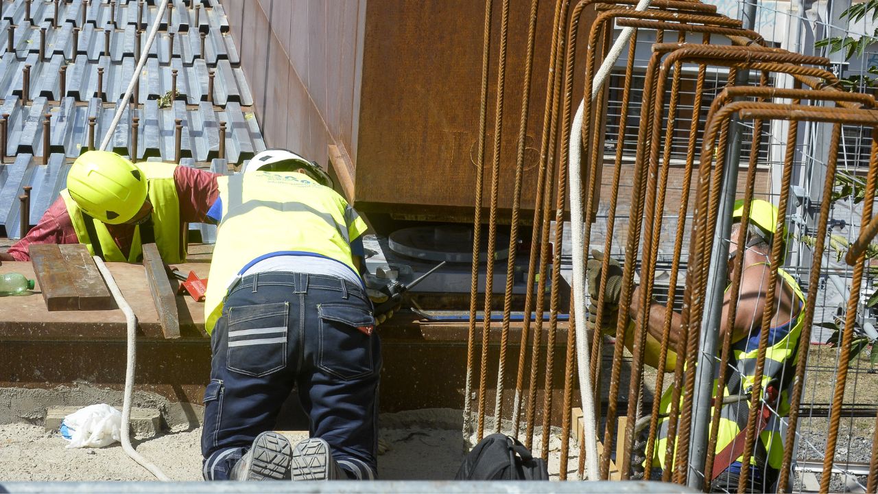 Italia divisa tra stipendi che crescono e prezzi che corrono: dieci anni di potere d’acquisto bruciato