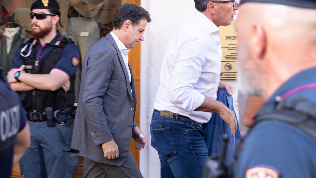 Covid, l’attacco di Fratelli d’Italia: “Mascherine pericolose e pagate il triplo”