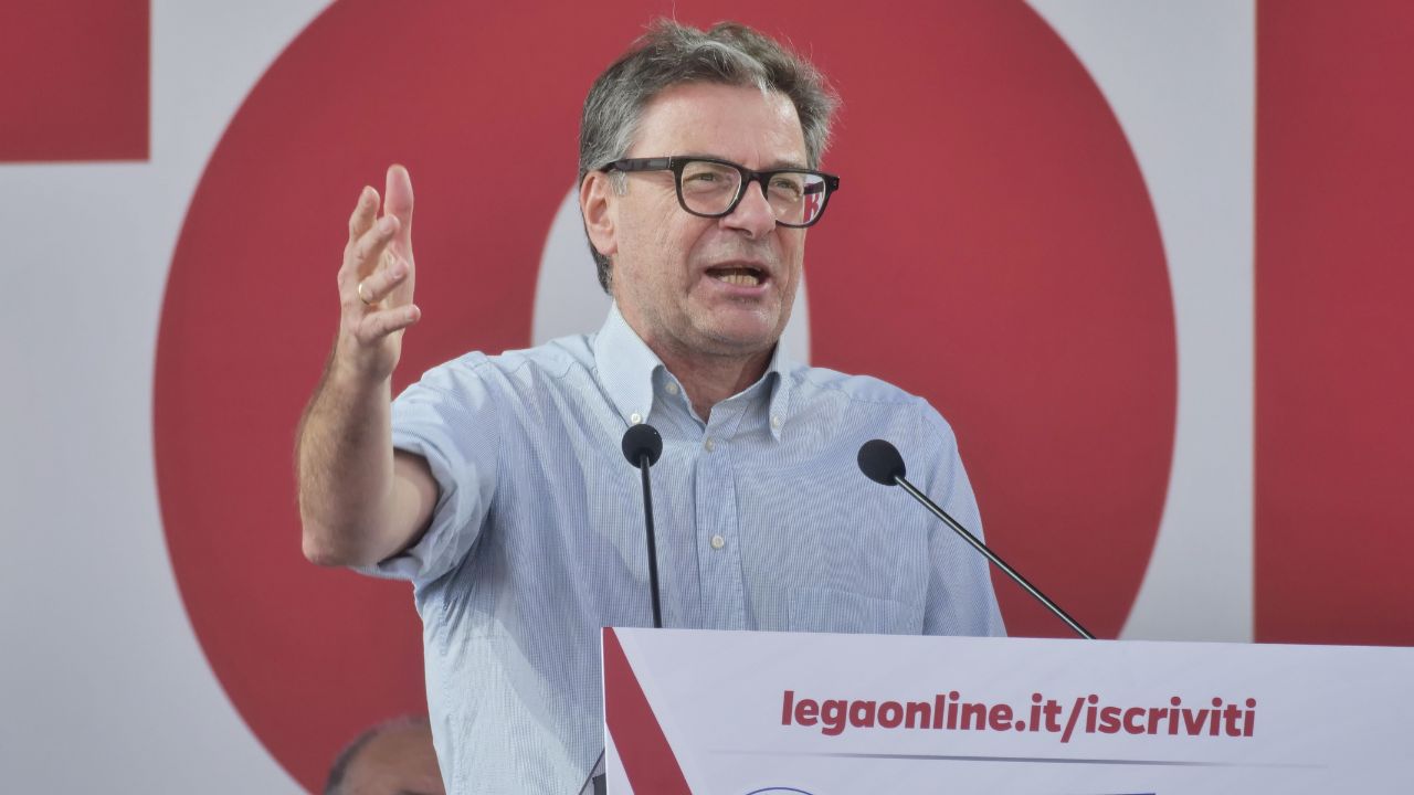 Pontida, i punti di Giorgetti: manovra, pace fiscale e taglio Irpef
