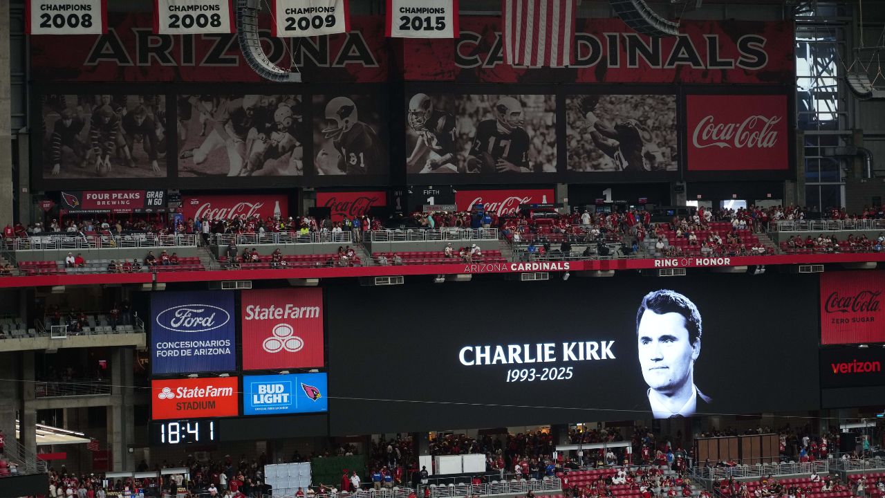 Trump e 200mila persone celebrano Charlie Kirk: “Un eroe e un martire della libertà”