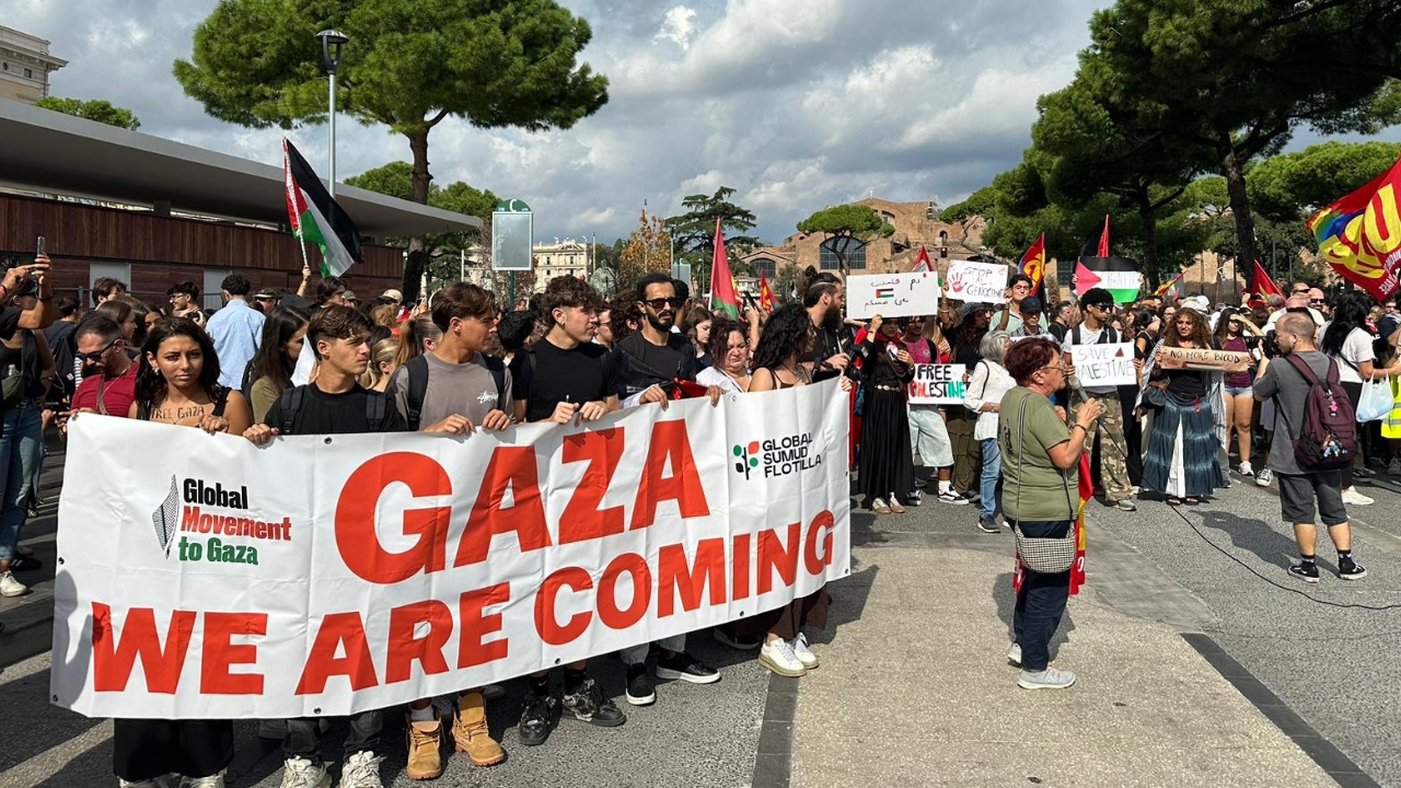 Blocchiamo tutto, l’Italia in piazza per Gaza: inizia lo sciopero nazionale a sostegno della Palestina | LIVE Roma