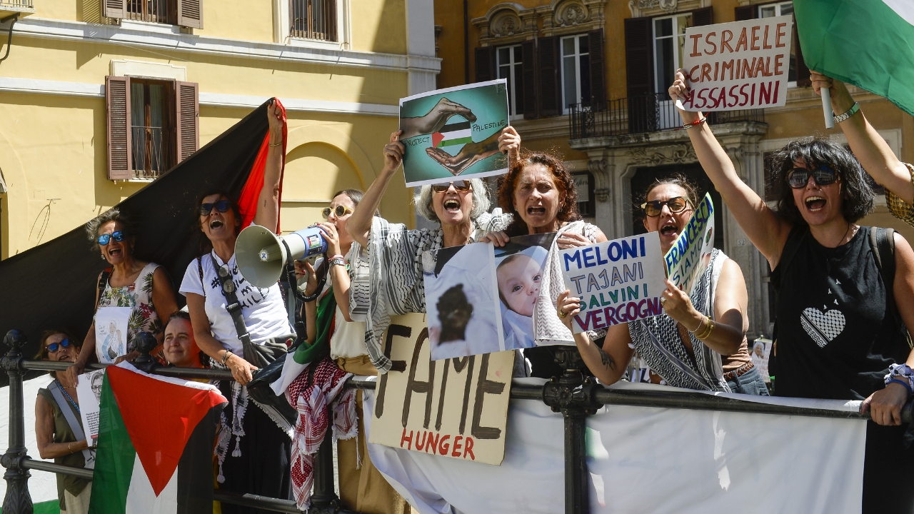“Blocchiamo tutto”, lo sciopero “senza precedenti” per Gaza: mobilitazioni in 80 città. Tensioni con il viminale