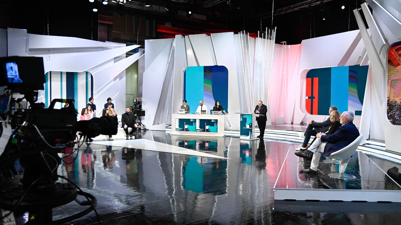 Addio al prime time: la tv generalista perde 1,3 milioni di spettatori, telegiornali allo sbando e gli italiani cambiano canale