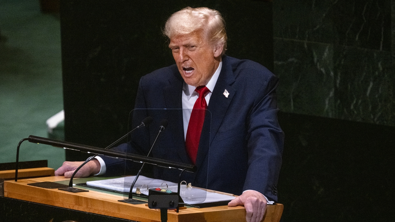 Il dottor Trump colpisce ancora: tachipirina, vaccini e populismo sanitario