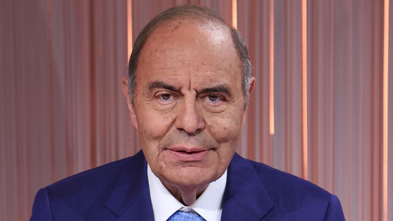 Bruno Vespa, il giornalista che il potere adora: ossequioso, immutabile, eterno