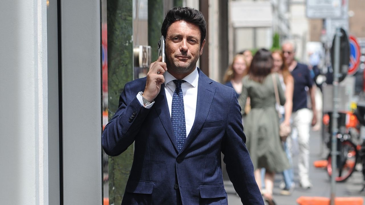 Andrea Giambruno torna in Mediaset: lascia “Diario del Giorno” e approda a Tgcom24. La nuova vita dell’ex compagno di Giorgia Meloni, lontano dai riflettori