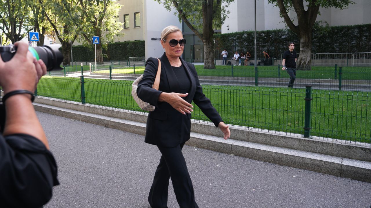 Simona Ventura perseguitata da un uomo che la accusa di “psicosetta” e di violenza: “Mi ha distrutto la vita”. Le Iene smascherano lo stalker 48enne