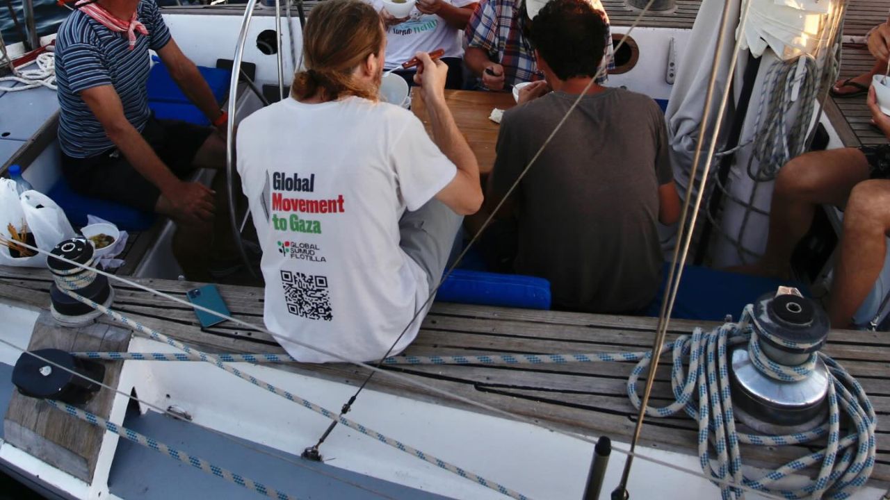 Flotilla a meno di 130 miglia dalle coste di Gaza, incrociati rimorchiatori israeliani