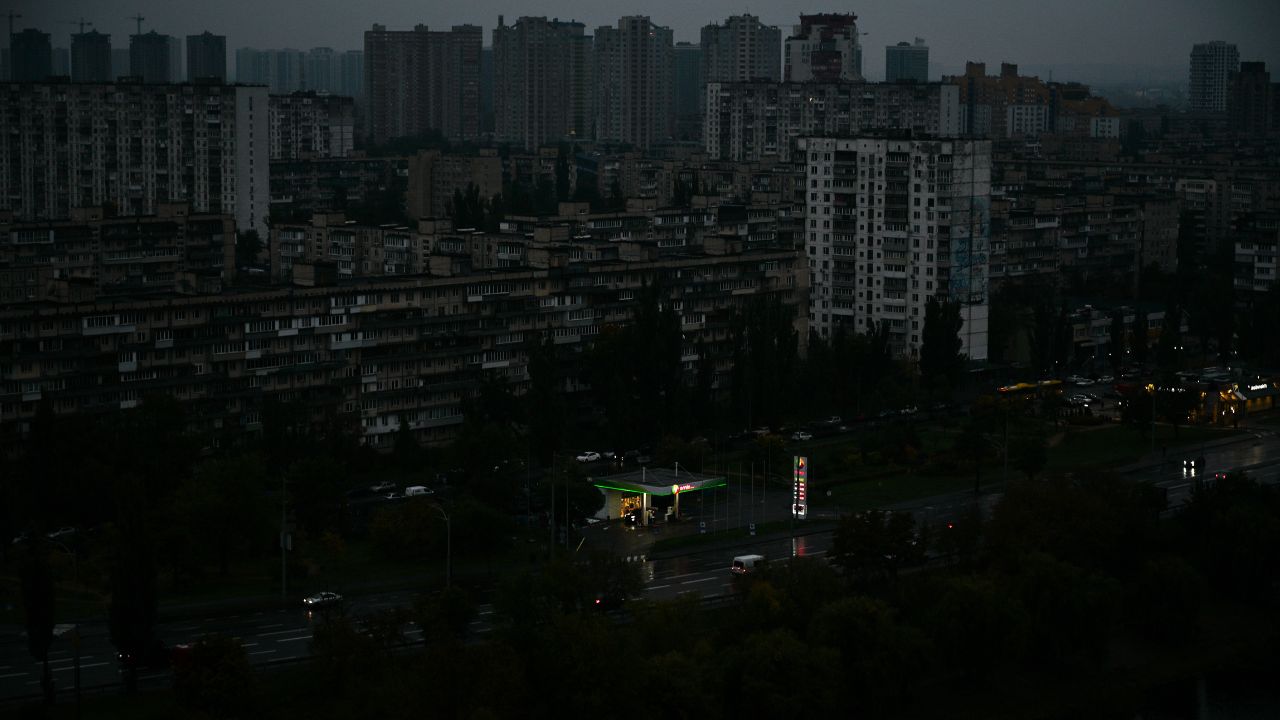 Russia lancia oltre 450 droni e 30 missili sull’Ucraina: blackout e vittime in diverse regioni