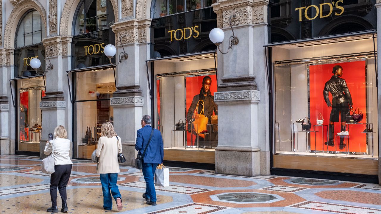 Tod’s sotto accusa: sfruttamento nella filiera e operai pagati 2,75 euro l’ora. La procura chiede il commissariamento