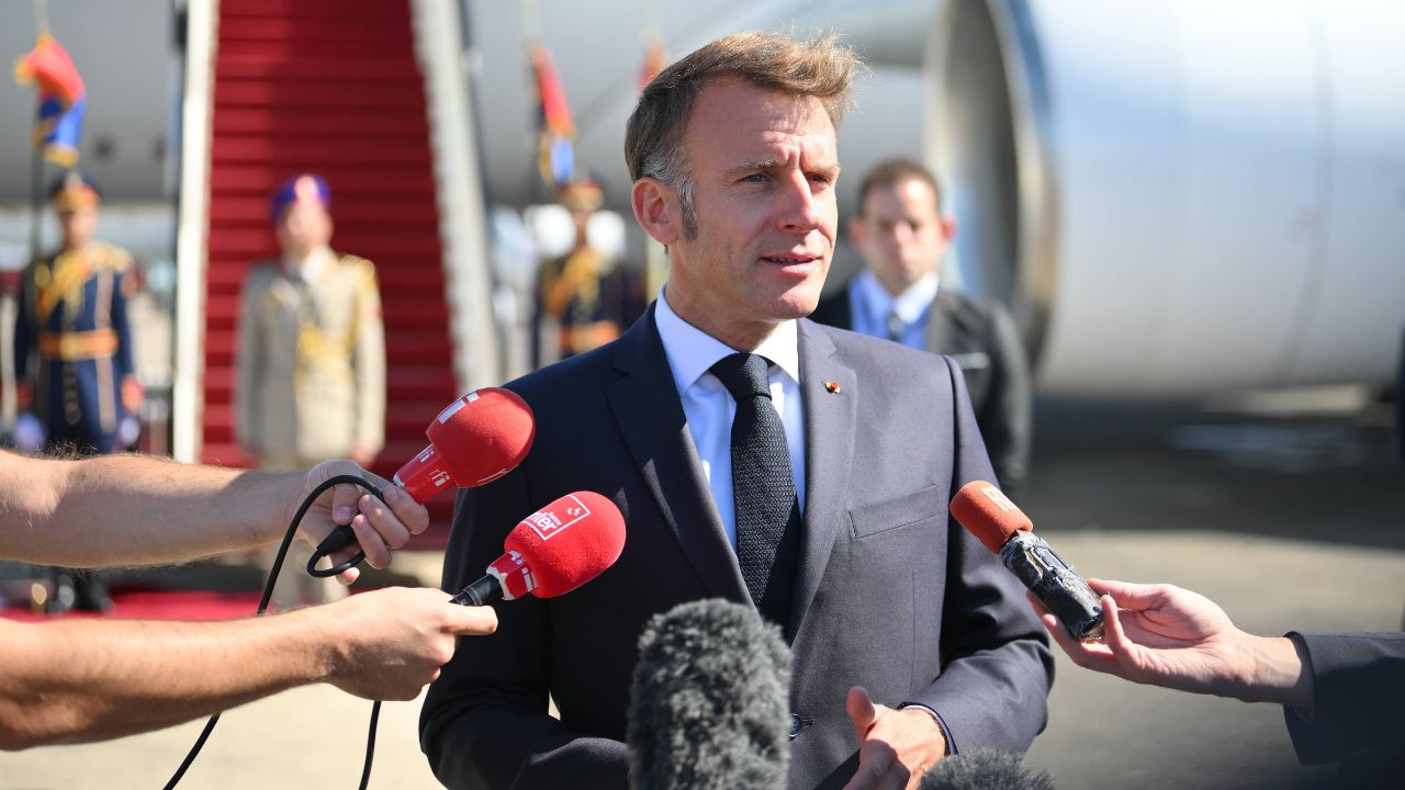 “Macron negli Epstein file”, la bufala filorussa e il caso Lang: quando la disinformazione incontra uno scandalo vero