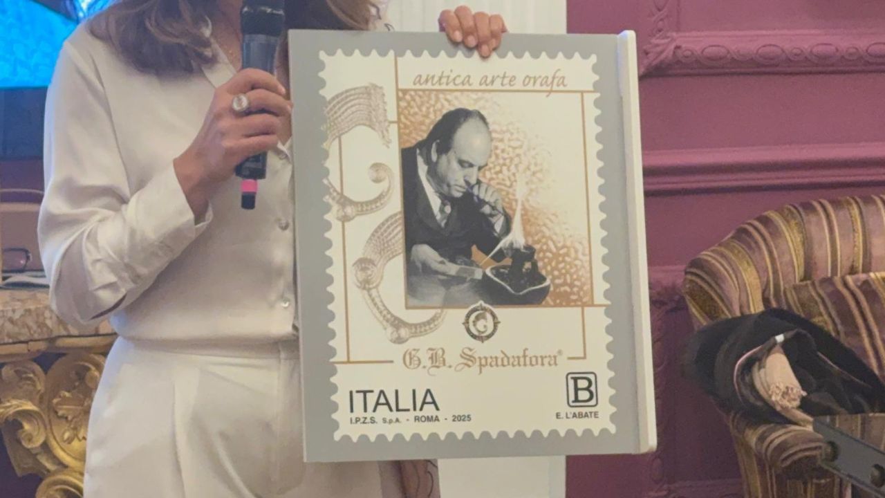 Svelato dal Ministero delle Imprese e del Made in Italy il francobollo che celebra l’arte orafa di G.B. Spadafora