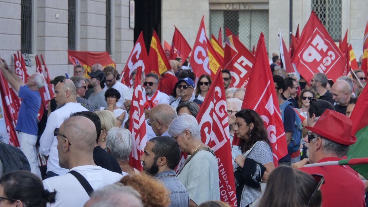 Venerdì nero: sciopero generale, trasporti a rischio e servizi ridotti in tutta Italia