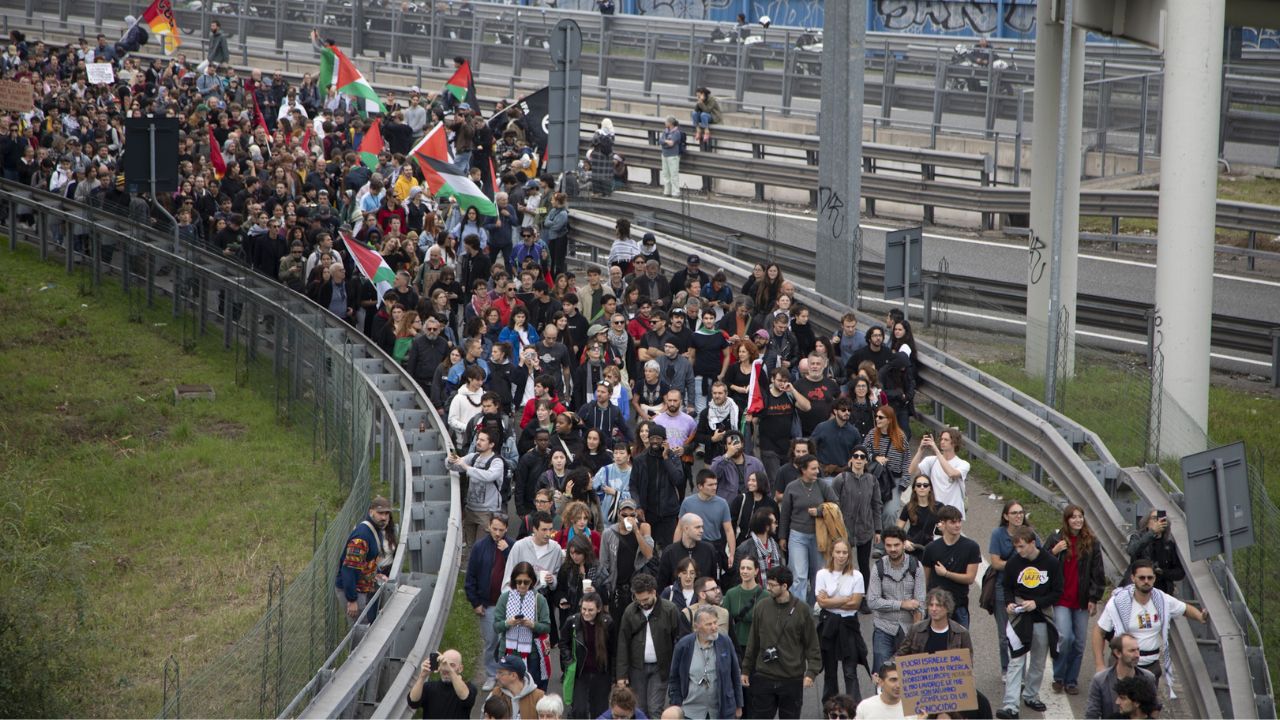 Milano, in 30 mila per Gaza: corteo fiume tra cori, bandiere e blocchi in città