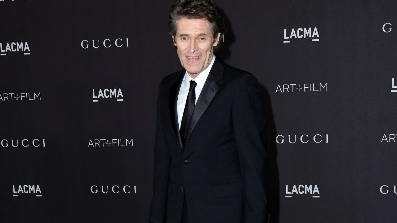 Willem Dafoe, la star che ha scelto la quiete: vive in una fattoria di alpaca vicino Orvieto con la moglie Giada Colagrande