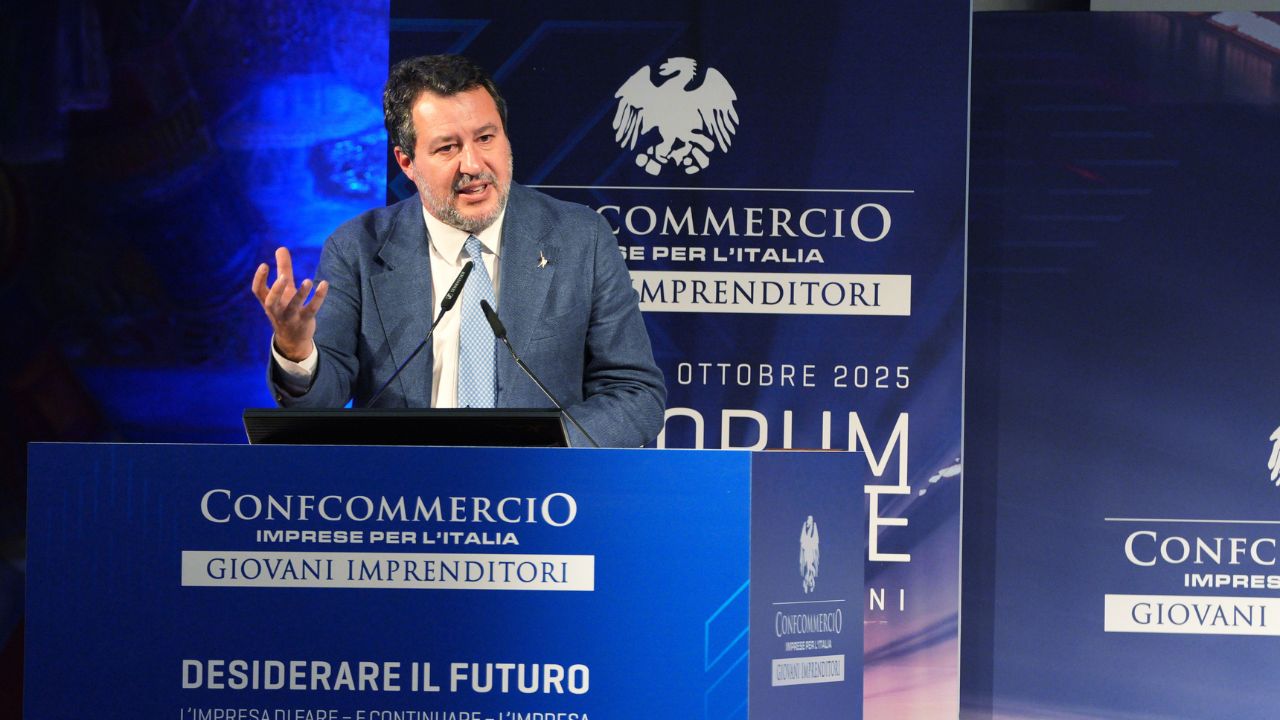 Salvini a Napoli lancia la corsa per la Campania: “Spero votino in tanti, la sinistra è divisa. L’Eav è una vergogna, sto pensando di commissariarla”