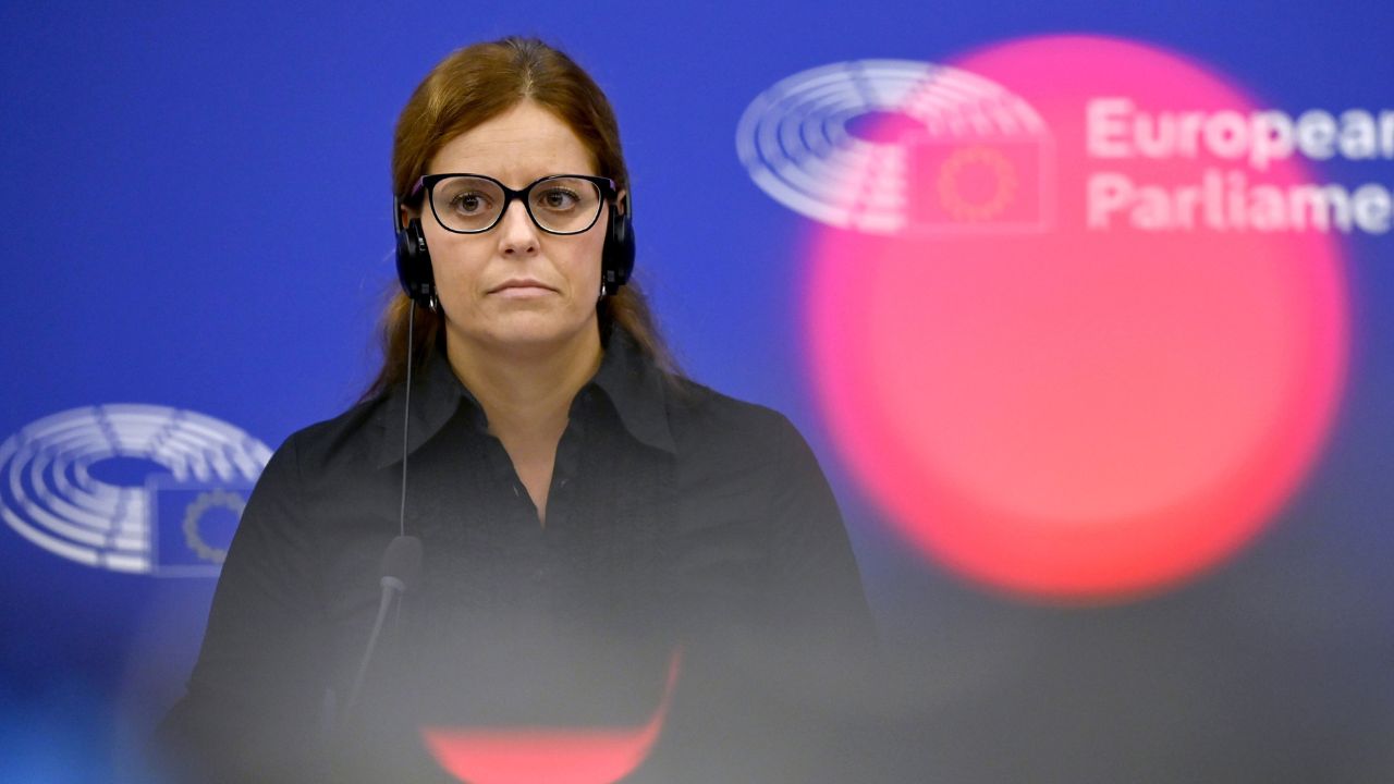 «Chi mi ha salvato nel centrodestra? Non lo dirò mai». Ilaria Salis rompe il silenzio e attacca Salvini: «Voleva vedermi marcire in Ungheria»