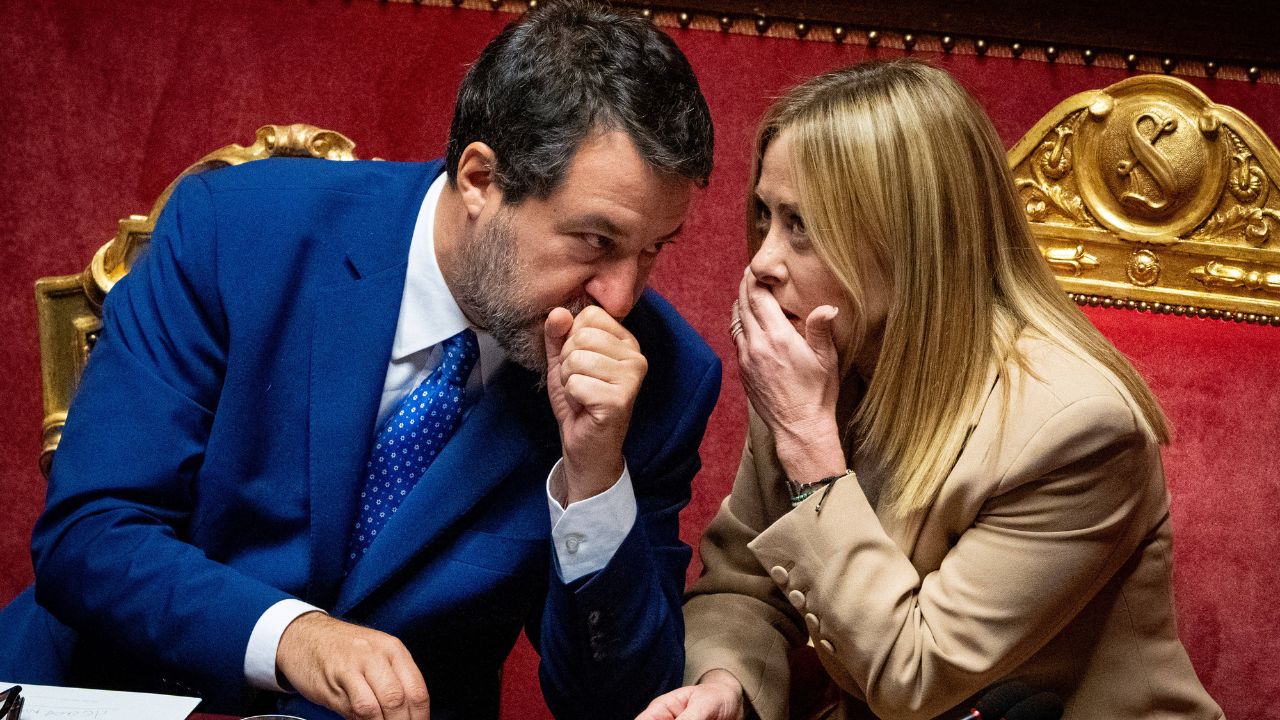 Meloni-Salvini: gelo, sospetti e il contatto con Calenda. Ipotesi elezioni anticipate a primavera