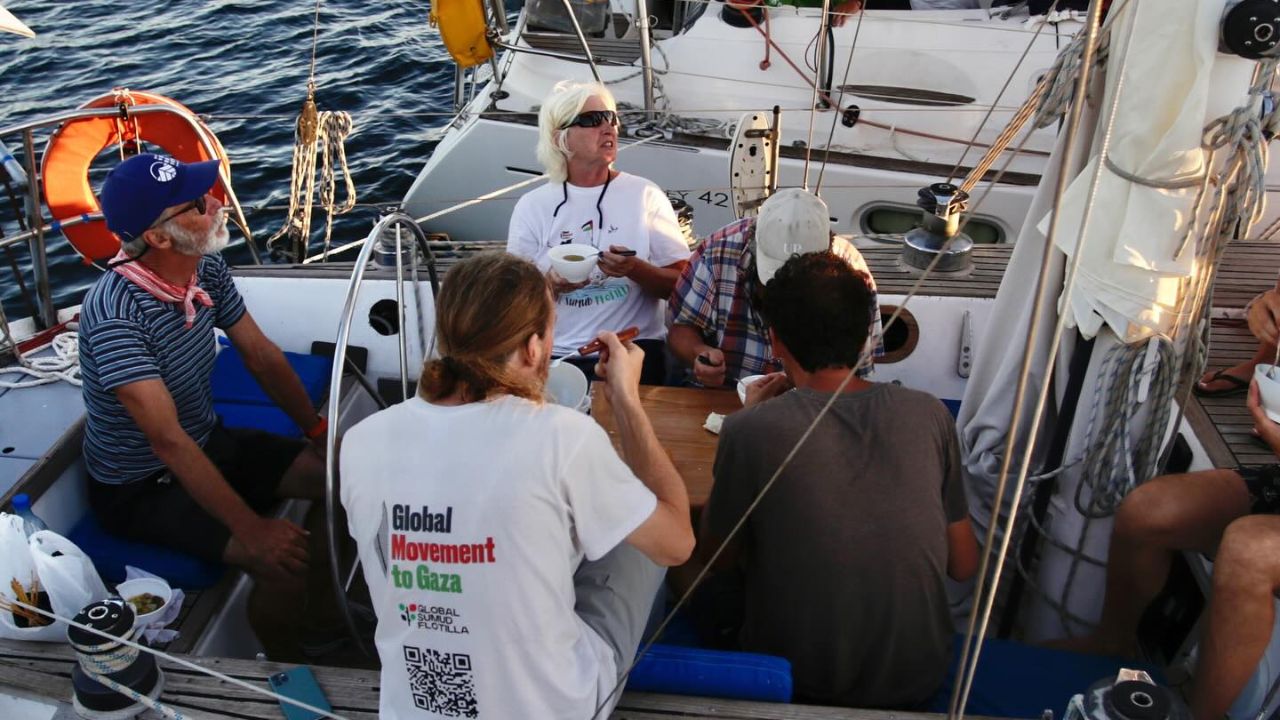 Flotilla, le barche ancora in navigazione: «Andiamo avanti per rompere il blocco». Crosetto: «No atti di violenza»