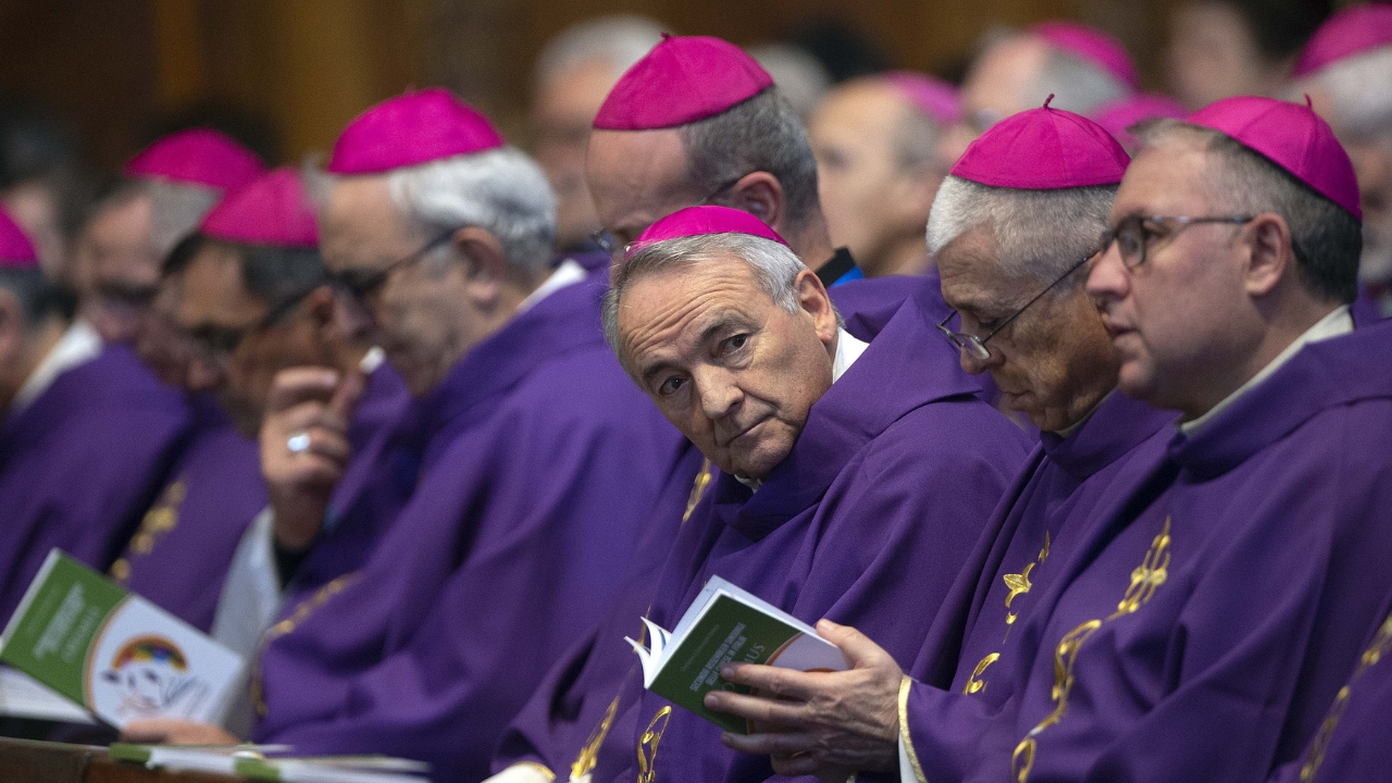 “Non per giudicare, ma per curare”, la CEI apre all’inclusione: diritti gay e fine vita al centro