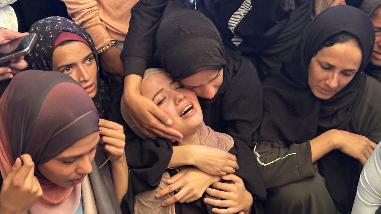 Hamas restituisce a Israele resti di un ostaggio già sepolto: sospetti di una messinscena