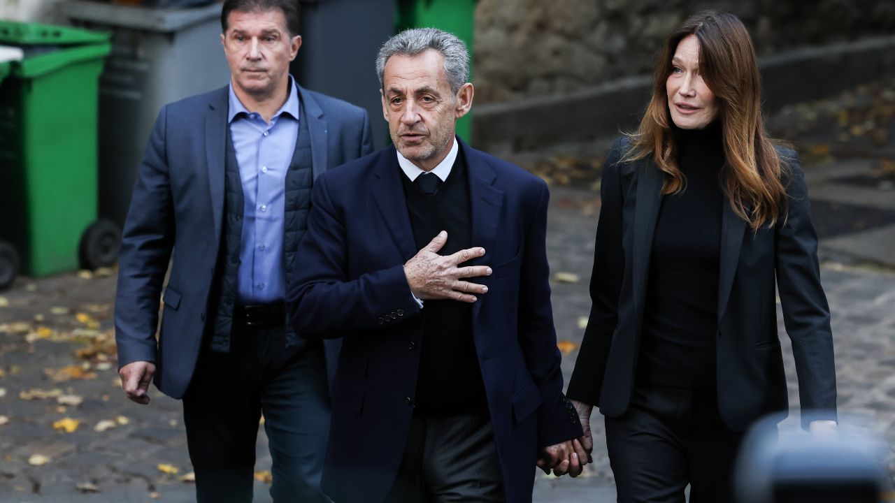 Sarkozy in carcere, mano nella mano con Carla Bruni: «Non rinchiudono un ex presidente, ma un uomo innocente»