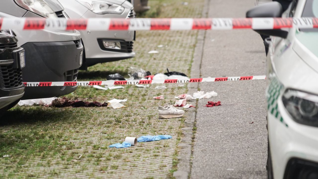 Milano, 62enne accoltellata in strada: è in fin di vita. Caccia all’ex marito