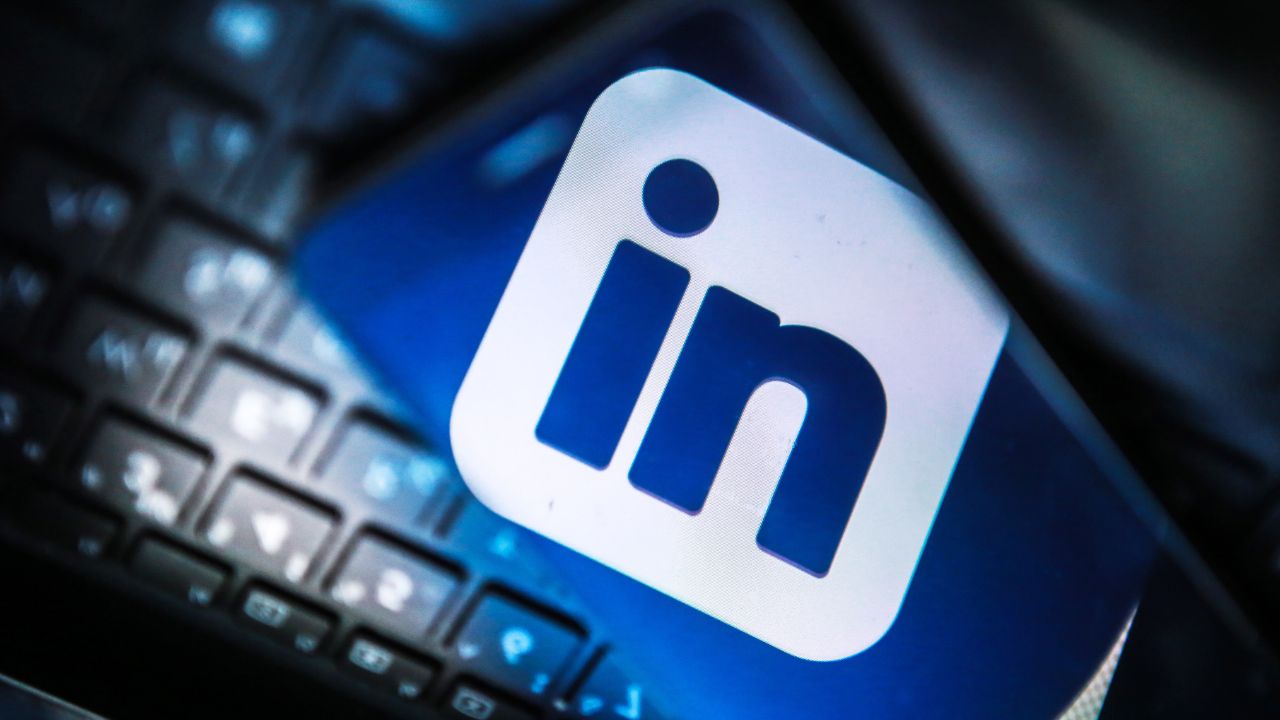 LinkedIn userà dati personali per l’IA: come disattivare la funzione?