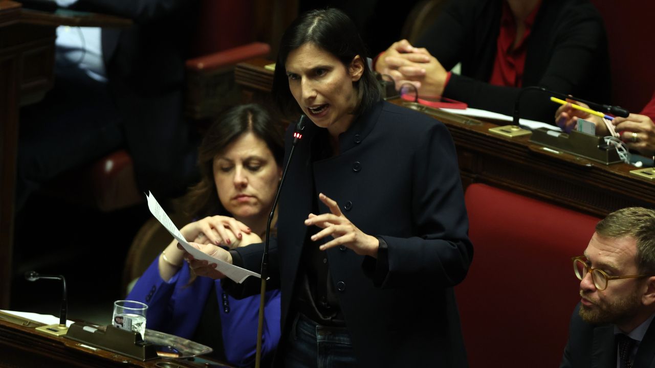 Dolore e indignazione per la morte dei giornalisti Gubanova e Karmazin: le parole di Elly Schlein