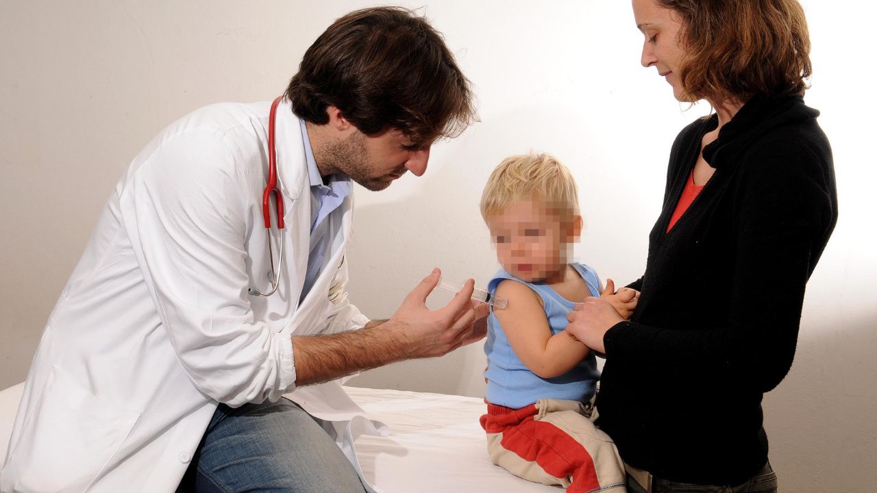 Malattie respiratorie invernali nei bambini: come affrontare tosse, febbre e raffreddore