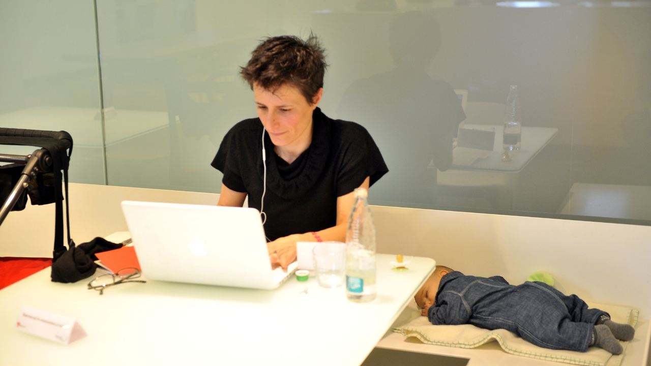 Bonus mamme lavoratrici 2025, guida completa: come funziona, requisiti e scadenze per la domanda