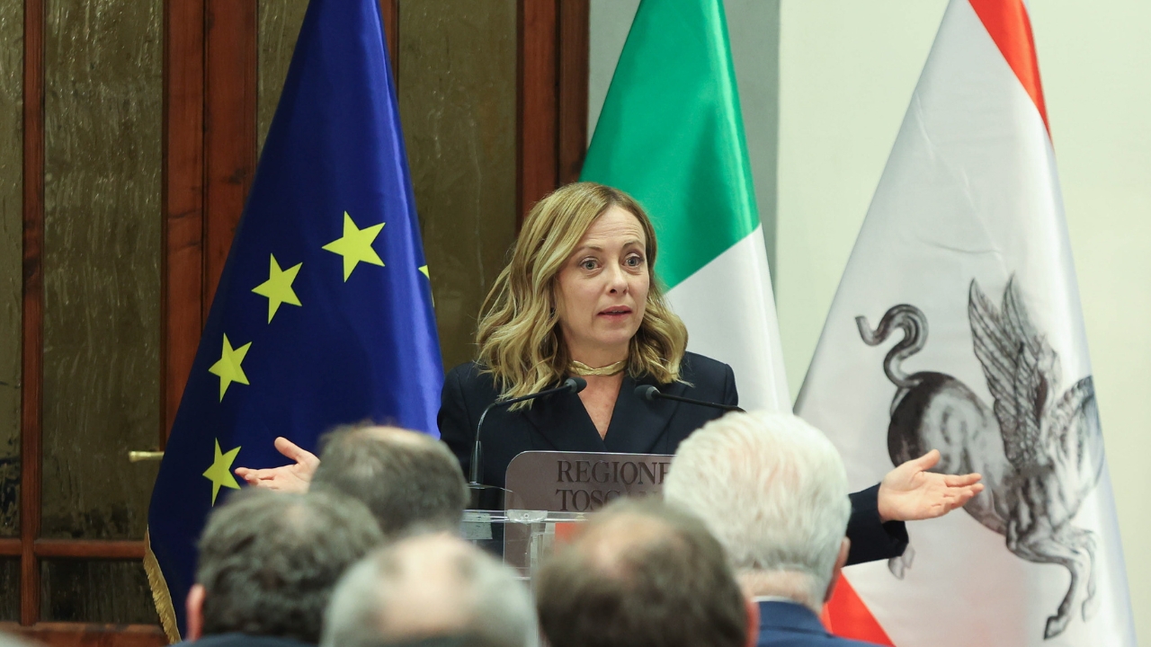 Regionali Toscana, Meloni infiamma Firenze: “La sinistra è più fondamentalista di Hamas”. Giani cerca la rimonta