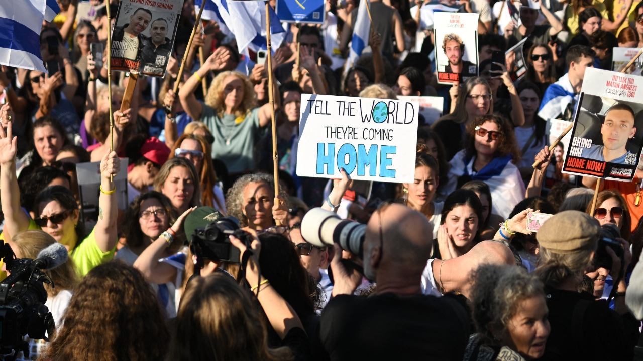 Il ritorno alla vita dei rapiti: “Non sanno come ricominciare”. Le prime ore di libertà tra abbracci e ferite profonde