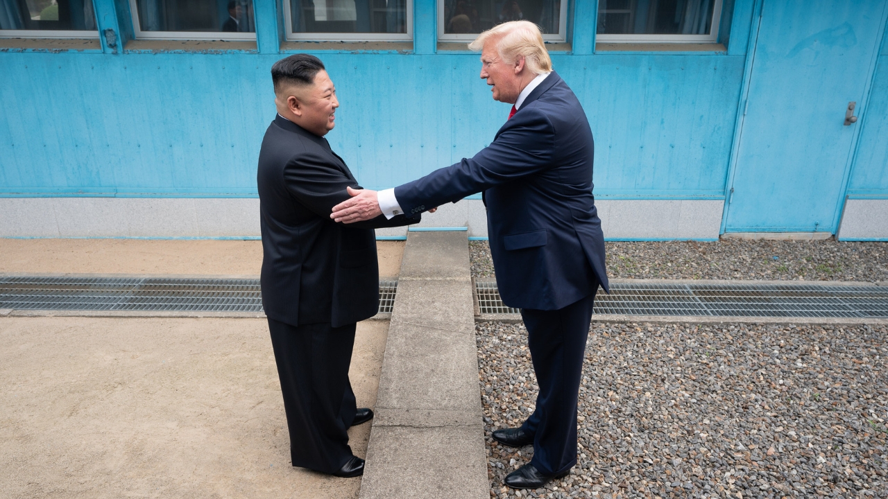 Trump tende la mano a Kim Jong Un: “Un incontro in un futuro non troppo lontano”